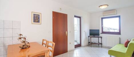 Standard Apartment, 2 Bedrooms (794/1844) | Living area | TV