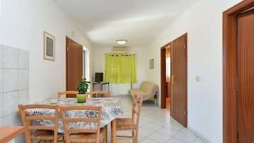 Standard Apartment, 2 Bedrooms (794/1844) | In-room dining