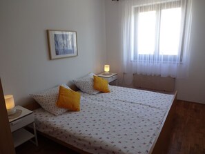 1 bedroom, iron/ironing board, free cribs/infant beds, bed sheets - Apartment 802 (Porec)