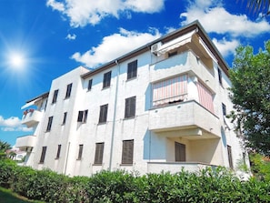 A multi-story building with balconies and a clear blue sky. - Apartment 802 (Porec)