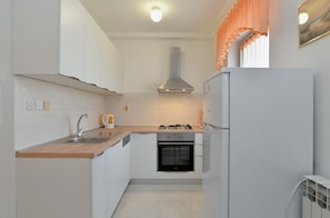 Standard-Apartment, 3 Schlafzimmer (0224) | Eigene Küche | Kühlschrank, Mikrowelle, Ofen, Herdplatte