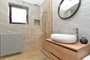Standard-Haus, 3 Schlafzimmer (0225) | Badezimmer | Dusche, Haartrockner, Handtücher
