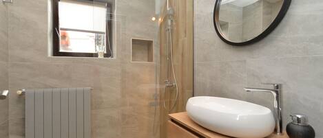 Standard House, 3 Bedrooms (0225) | Bathroom | Shower, hair dryer, towels