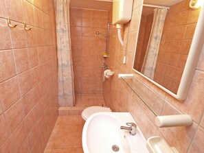 Departamento estándar, 1 habitación (0226) | Baño | Regadera, secadora de cabello, toallas 