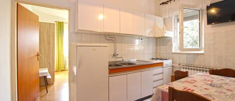 Standard Apartment, 2 Bedrooms (847/2002) | Private kitchen | Fridge, stovetop, coffee/tea maker, electric kettle