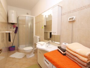 Standard Apartment, 2 Bedrooms (849/2007) | Bathroom | Shower, towels - Apartment 849 (Fazana)