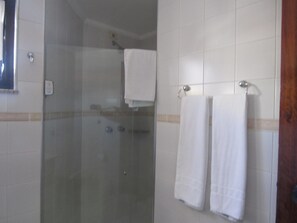 Douche, sèche-cheveux, serviettes fournies