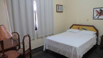 ห้องดับเบิลหรือทวิน | มินิบาร์, โต๊ะทำงาน, ผ้าม่านกันแสง, เตารีด/โต๊ะรีดผ้า