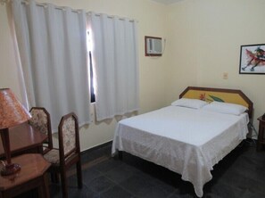 Minibar, escritorio, cortinas blackout y tabla de planchar con plancha 