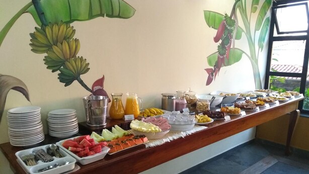 Een buffet met verschillende gerechten en een fruitschaal.