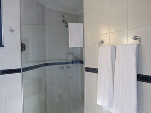 Een douche, een haardroger, handdoeken