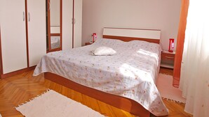 A bedroom with a bed, a nightstand, a wardrobe, and a mirror. - Apartment 860 (Rovinj)