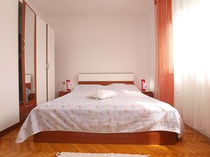 Apartamento estándar, 2 habitaciones (0229) | 2 dormitorios, tabla de planchar con plancha, wifi gratis y ropa de cama