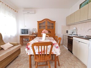 Standard Apartment, 2 Bedrooms (0229) | Private kitchen | Fridge, microwave, oven, stovetop