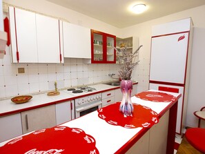 Appartement Standard, 2 chambres (0230) | Cuisine privée | Réfrigérateur, un four, surface de cuisson, cafetière-théière