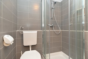 Standard Studio, 1 Bedroom (877/13152) | Bathroom | Shower, towels