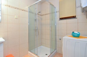 Appartement Standard, 2 chambres (877/2050) | Salle de bain | Douche, serviettes fournies