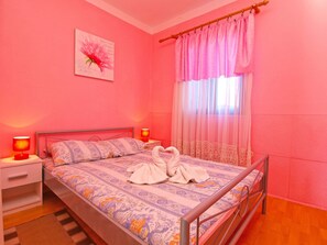 1 habitación, tabla de planchar con plancha, wifi gratis y ropa de cama 