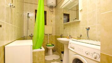 Standard Apartment, 1 Bedroom (879/2051) | Bathroom | Hair dryer, towels
