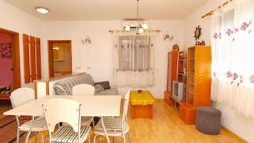 Standard Apartment, 2 Bedrooms (879/2052) | In-room dining