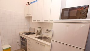 Căn hộ Tiêu chuẩn, 2 phòng ngủ (0235) | Bếp riêng | Dụng cụ pha cà phê/trà, tủ lạnh, lò vi sóng, lò nướng 