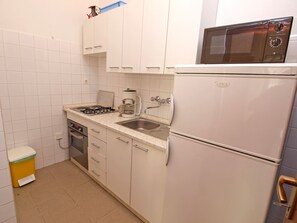 Standard-Apartment, 2 Schlafzimmer (0235) | Eigene Küche | Kühlschrank, Mikrowelle, Ofen, Herdplatte