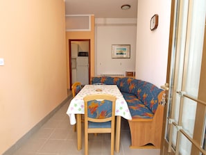 Standard-Apartment, 2 Schlafzimmer (0235) | Essbereich im Zimmer