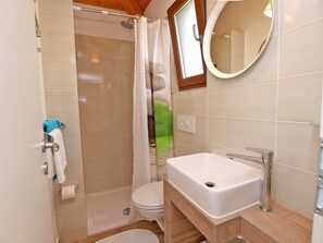 Estudio estándar, 1 habitación (0238) | Baño | Ducha, secador de pelo y toallas