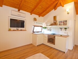 Studio Standard, 1 chambre (0238) | Cuisine privée | Réfrigérateur, four, plaque de cuisson, cafetière/bouilloire