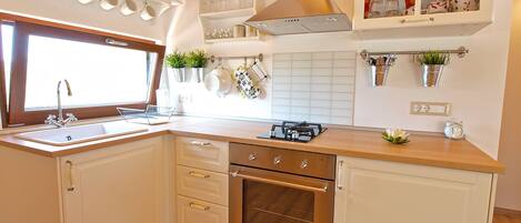 Standard Studio, 1 Bedroom (0238) | Private kitchen | Fridge, oven, stovetop, coffee/tea maker