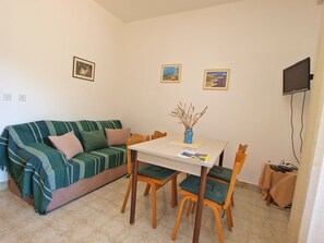 Apartamento estándar, 2 habitaciones (911/2119) | Zona de estar | Una televisión