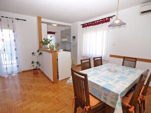 Standard-Apartment, 2 Schlafzimmer (0241) | Essbereich im Zimmer