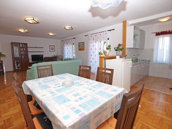 Standard-Apartment, 2 Schlafzimmer (0241) | Essbereich im Zimmer