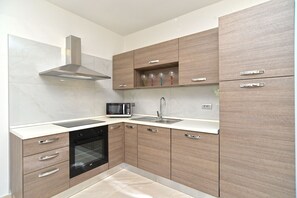 Standard Apartment, 2 Bedrooms (925/2170) | Private kitchen | Fridge, microwave, oven, stovetop