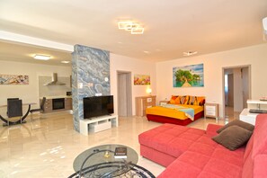 Standard Apartment, 2 Bedrooms (925/2170) | Living area | TV