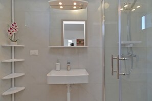 Standard Apartment, 2 Bedrooms (925/2170) | Bathroom - Apartment 925 (Fazana)