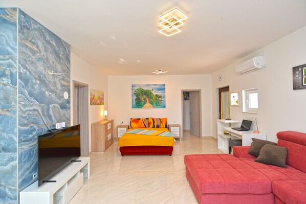 Standard Apartment, 2 Bedrooms (925/2170) | Living area | TV