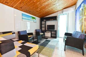 Standard Apartment, 5 Bedrooms (925/2171) | Living area | TV