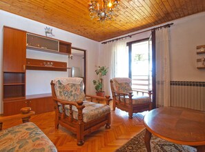 Standard Apartment, 3 Bedrooms (939/2354) | Living room | TV