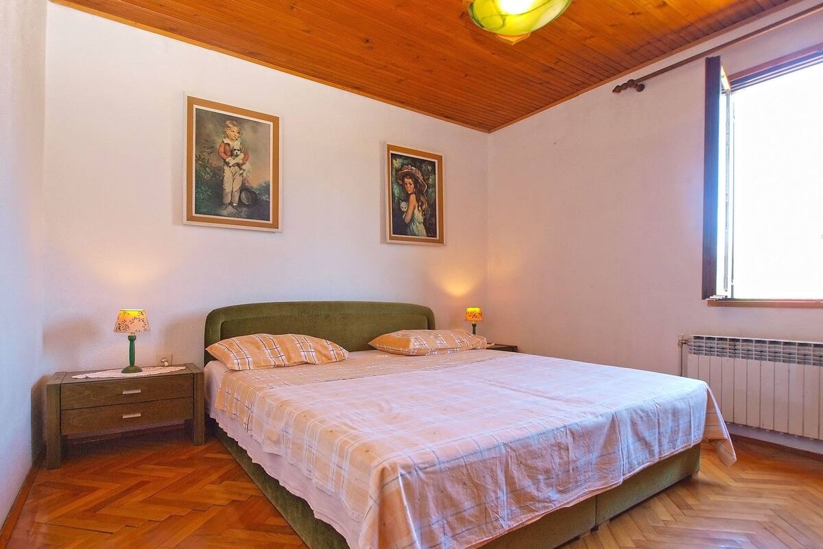 Standard Apartment, 3 Bedrooms (939/2354) | Iron/ironing board, WiFi (free), bed sheets