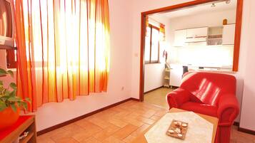 Apartamento estándar, 2 habitaciones (940/2364) | Sala de estar | Una televisión