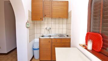 Apartamento estándar, 1 habitación (940/2363) | Cocina privada | Frigorífico, placa de cocina, cafetera o tetera y hervidor eléctrico