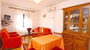 Apartamento estándar, 1 habitación (940/2363) | Zona de estar | Una televisión