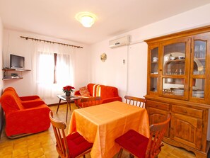 Standard-Apartment, 1 Schlafzimmer (940/2363) | Wohnbereich | Fernseher