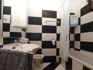 Standard-Apartment, 2 Schlafzimmer (0249) | Badezimmer | Komfortbadewanne, Haartrockner, Handtücher