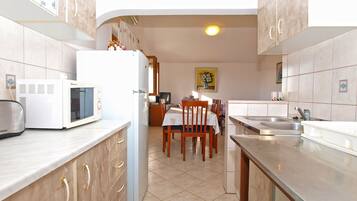 Standard Apartment, 2 Bedrooms (950/2410) | Private kitchen | Fridge, oven, stovetop, cookware/dishes/utensils