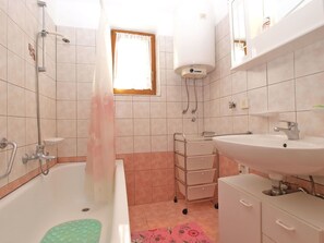 Standard Apartment, 2 Bedrooms (950/2410) | Bathroom | Towels - Apartment 950 (Medulin)