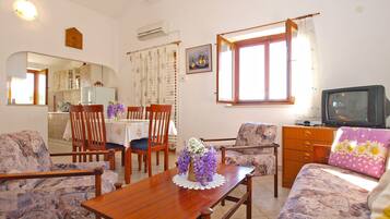 Standard Apartment, 2 Bedrooms (950/2410) | Living area | TV