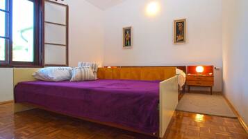 Standard Studio, 1 Bedroom (950/2409) | Living area | TV