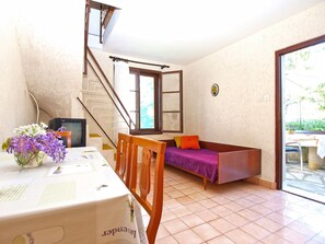 Standard Studio, 1 Bedroom (950/2409) | Ruang tamu | TV 